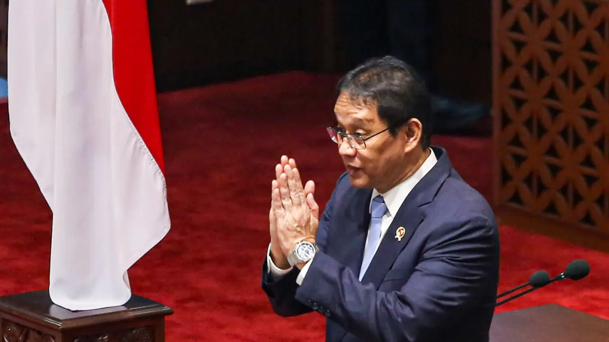 Menteri Keuangan Purbaya Yudhi Sadewa memberikan salam pada Rapat Paripurna ke-25 DPR Masa Persidangan V Tahun Sidang 2025-2026 di Kompleks Parlemen, Senayan, Jakarta, Selasa (14/7/2026). (Salman Toyibi/Jawa Pos)
