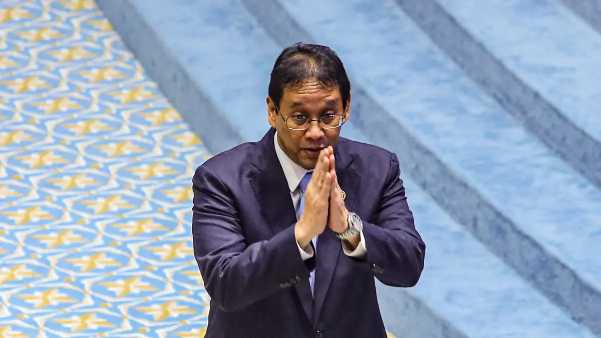 Menteri Keuangan Purbaya Yudhi Sadewa memberikan salam pada Rapat Paripurna ke-25 DPR Masa Persidangan V Tahun Sidang 2025-2026 di Kompleks Parlemen, Senayan, Jakarta, Selasa (14/7/2026). (Salman Toyibi/Jawa Pos)