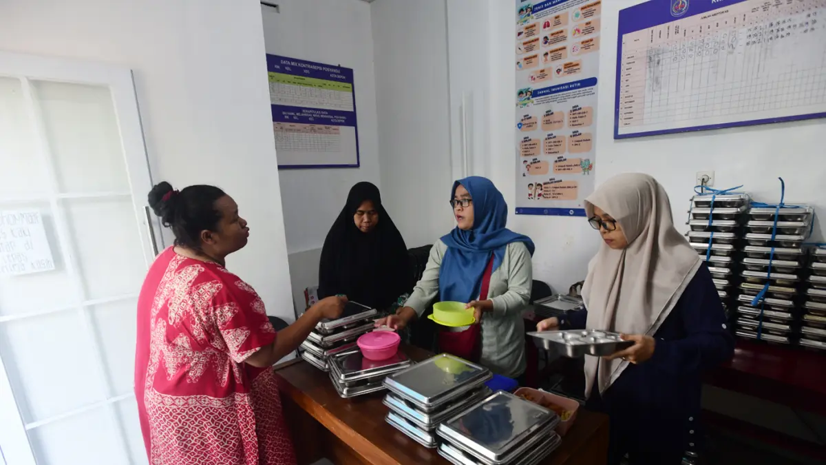 Pembagian makan bergizi gratis (MBG) untuk kelompok 3B (ibu hamil, ibu menyusui, dan balita non-PAUD) di sebuah posyadu di kawasan Limo, Depok, Jawa Barat, Selasa (13/7/2026). (Dery Ridwansah/ JawaPos.com)