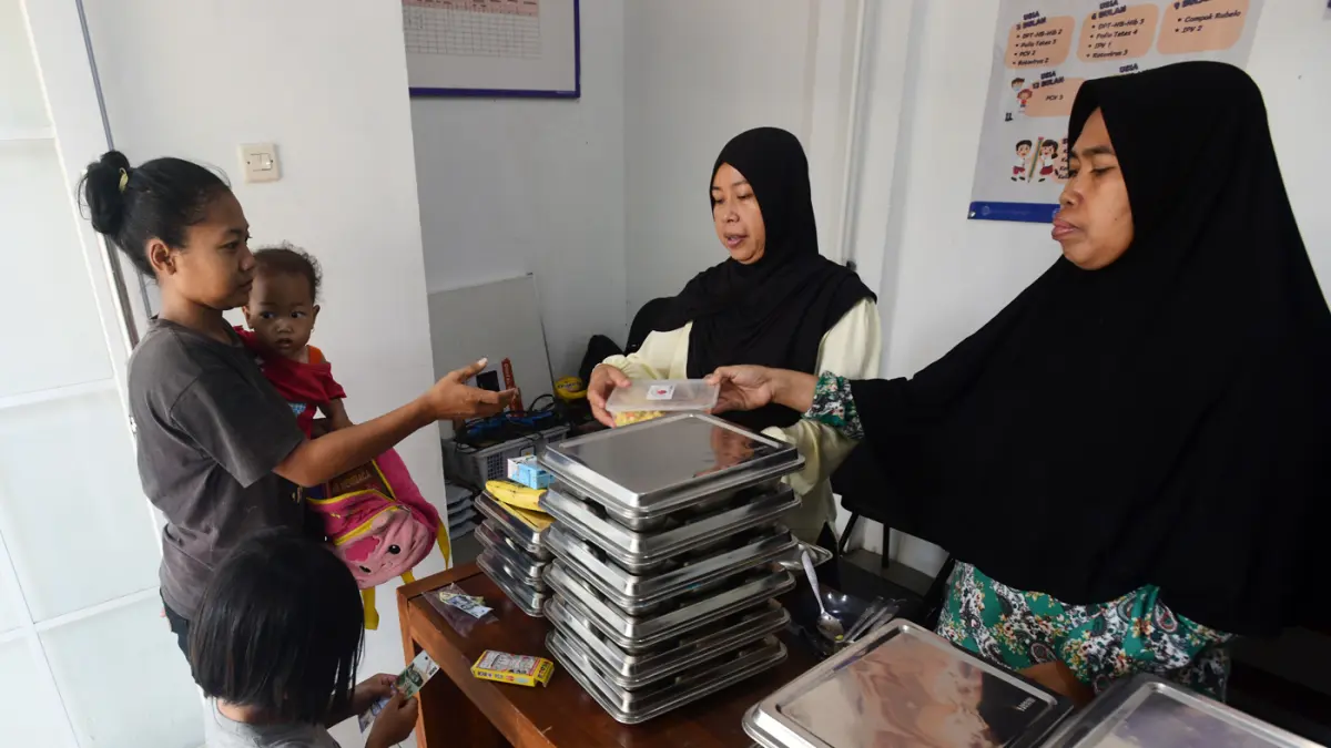 Pembagian makan bergizi gratis (MBG) untuk kelompok 3B (ibu hamil, ibu menyusui, dan balita non-PAUD) di sebuah posyadu di kawasan Limo, Depok, Jawa Barat, Selasa (13/7/2026). (Dery Ridwansah/ JawaPos.com)