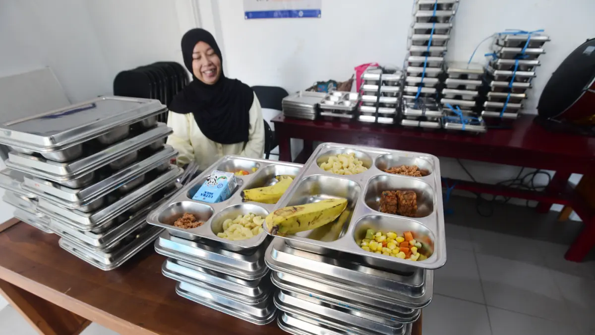 Pembagian makan bergizi gratis (MBG) untuk kelompok 3B (ibu hamil, ibu menyusui, dan balita non-PAUD) di sebuah posyadu di kawasan Limo, Depok, Jawa Barat, Selasa (13/7/2026). (Dery Ridwansah/ JawaPos.com)