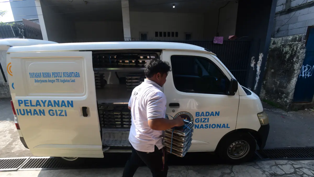 Pembagian makan bergizi gratis (MBG) untuk kelompok 3B (ibu hamil, ibu menyusui, dan balita non-PAUD) di sebuah posyadu di kawasan Limo, Depok, Jawa Barat, Selasa (13/7/2026). (Dery Ridwansah/ JawaPos.com)