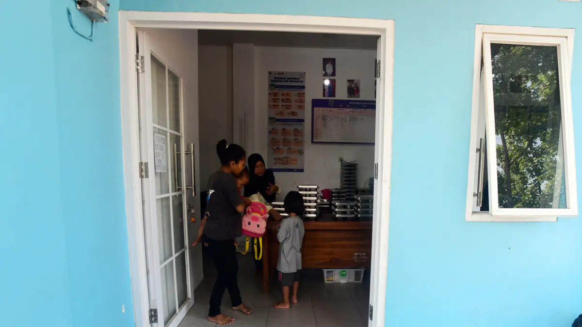 Pembagian makan bergizi gratis (MBG) untuk kelompok 3B (ibu hamil, ibu menyusui, dan balita non-PAUD) di sebuah posyadu di kawasan Limo, Depok, Jawa Barat, Selasa (13/7/2026). (Dery Ridwansah/ JawaPos.com)