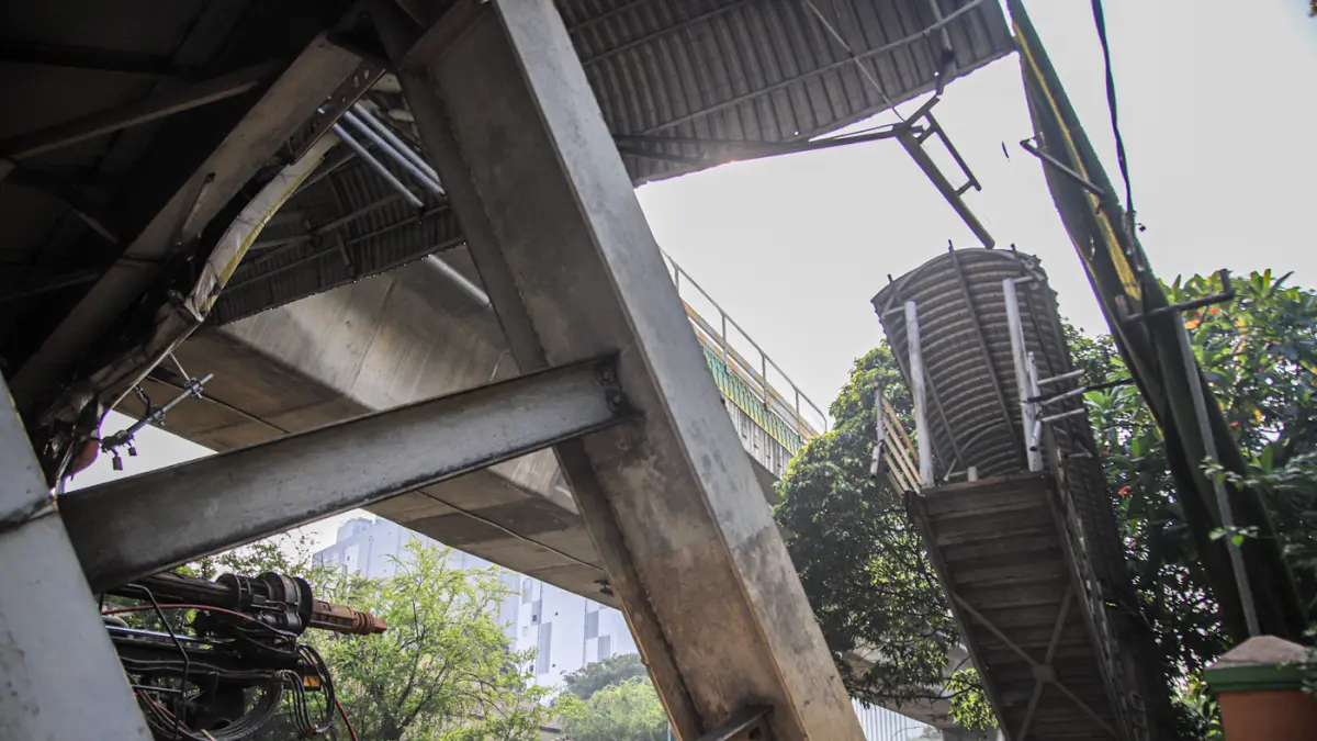 Petugas mengatur kemacetan lalu lintas akibat sebuah truk pengangkut alat berat tersangkut di Jembatan Penyeberangan Orang (JPO) Jalan Tendean, Jakarta, Selasa (14/03/2026). (Hanung Hambara/Jawa Pos)