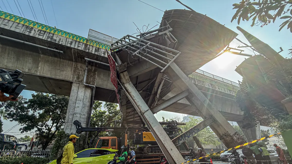 Ditabrak Truk Pengangkut Crane JPO Tendean Nyaris Roboh - Image