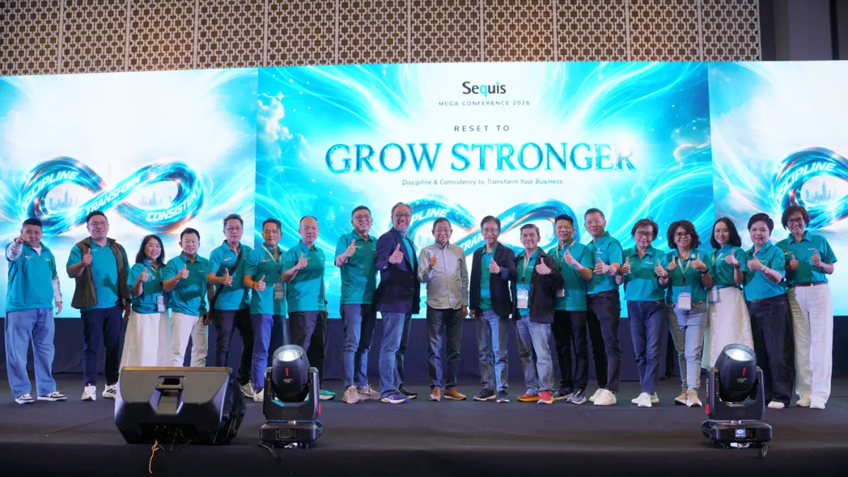 President Director & CEO Sequis Life Ted Margono dan Director & Chief Agency Officer Sequis Life Edisjah tampak berfoto bersama Menteri Energi dan Sumber Daya Mineral (2016–2019), Ignasius Jonan yang hadir sebagai pembicara.