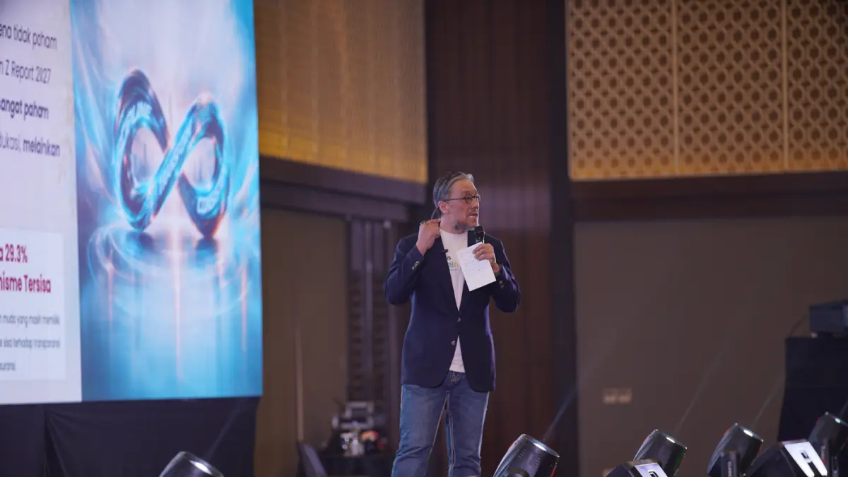 President Director & CEO Sequis Life Ted Margono, memberikan paparan saat meluncurkan Sequis CareIn di Bandung.