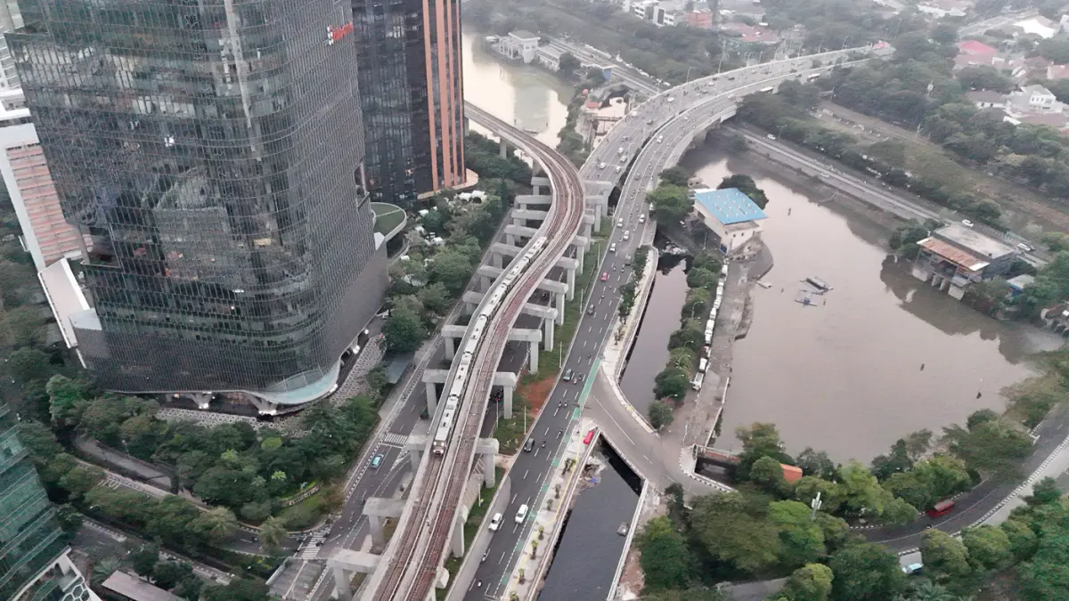 Rangkaian LRT Jabodebek melintas di Jalan Rasuna Said, Jakarta. (Dery Ridwansah/ JawaPos.com)