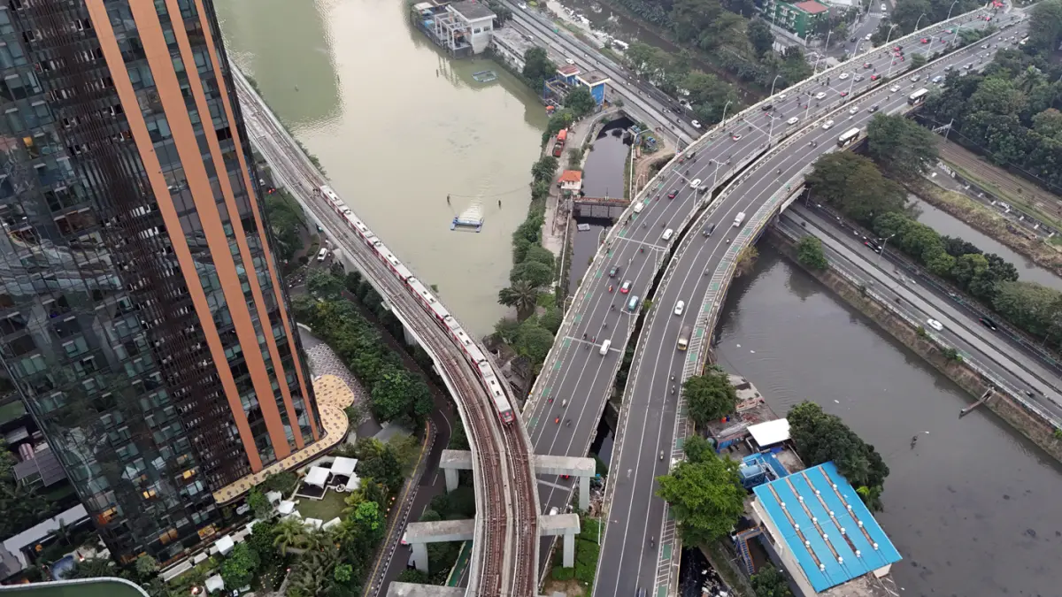 Rangkaian LRT Jabodebek melintas di Jalan Rasuna Said, Jakarta. (Dery Ridwansah/ JawaPos.com)