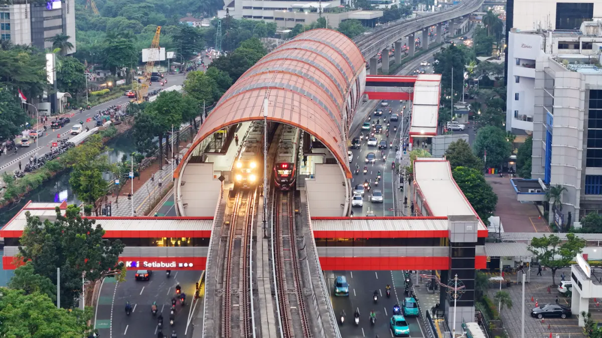 Rangkaian LRT Jabodebek melintas di Jalan Rasuna Said, Jakarta. (Dery Ridwansah/ JawaPos.com)