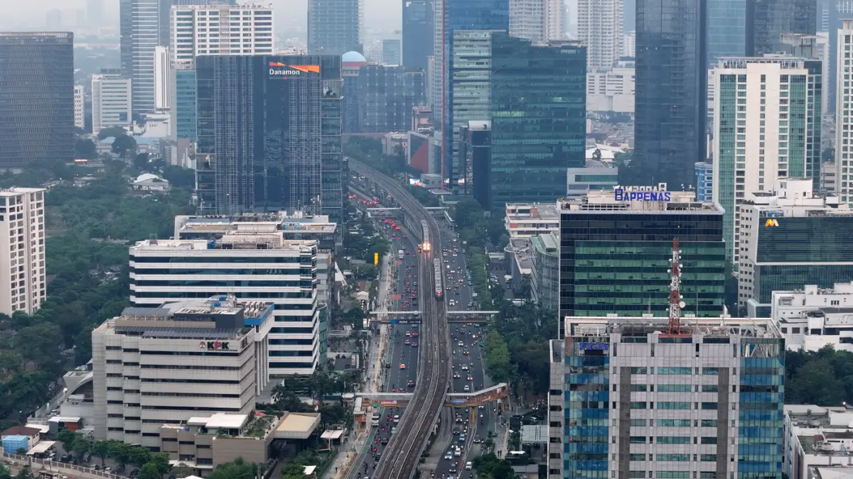 Rangkaian LRT Jabodebek melintas di Jalan Rasuna Said, Jakarta. (Dery Ridwansah/ JawaPos.com)