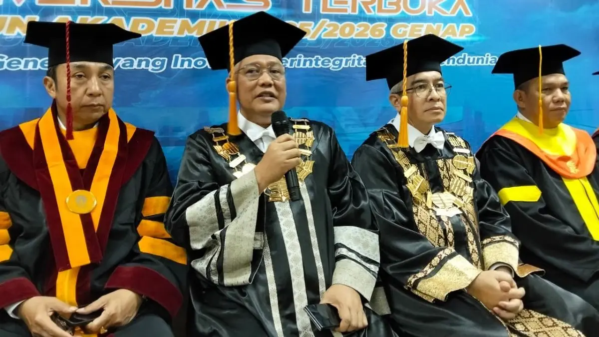 Rektor Universitas Terbuka (UT) Prof. Ali Muktiyanto (dua dari kiri) usai memimpin prosesi wisuda di Tangerang Selatan. (Dok. UT) - Image