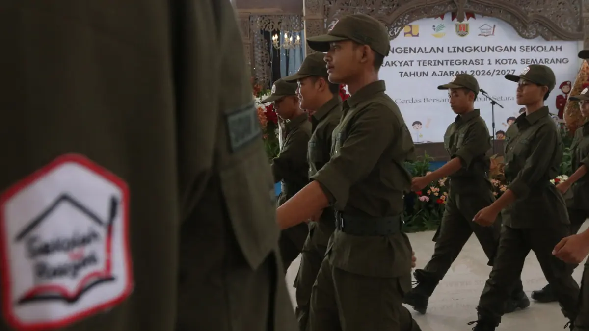 Sejumlah siswa menampilkan atraksi saat mengikuti Masa Pengenalan Lingkungan Sekolah (MPLS) di Sekolah Rakyat Terintegrasi 1 Kota Semarang, Jawa Tengah, Selasa (14/7/2026). (Nur Chamim/Jawapos Radar Semarang)