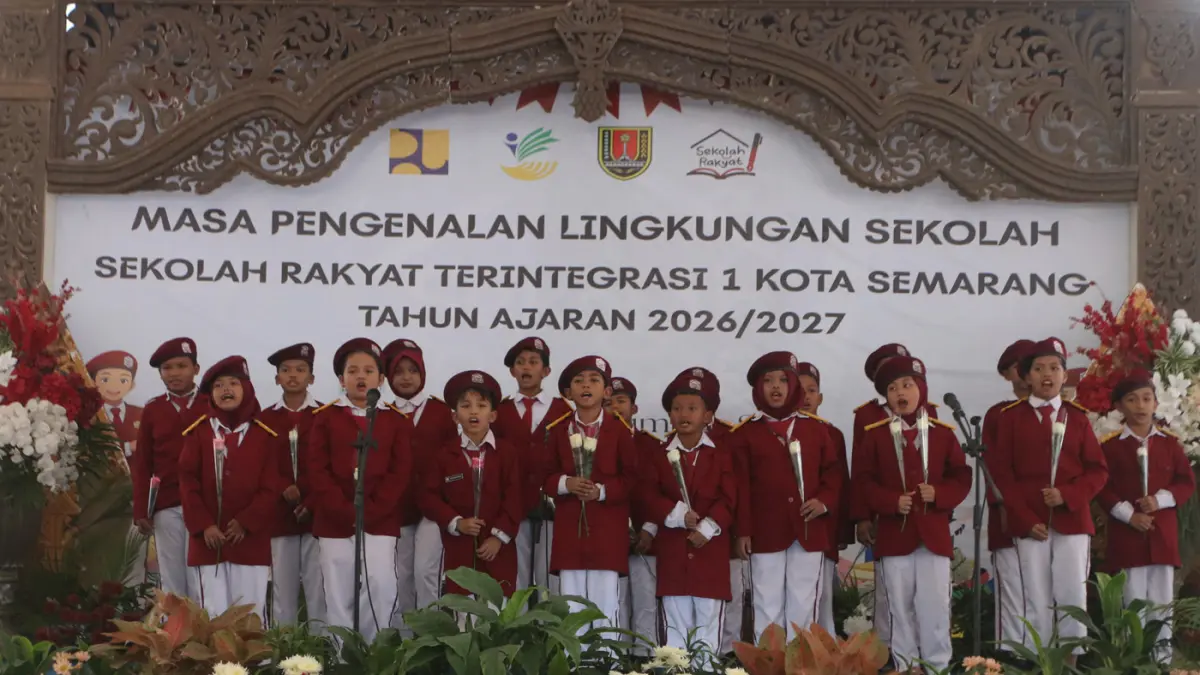 Sejumlah siswa menampilkan paduan suara saat mengikuti Masa Pengenalan Lingkungan Sekolah (MPLS) di Sekolah Rakyat Terintegrasi 1 Kota Semarang, Jawa Tengah, Selasa (14/7/2026). (Nur Chamim/Jawapos Radar Semarang)