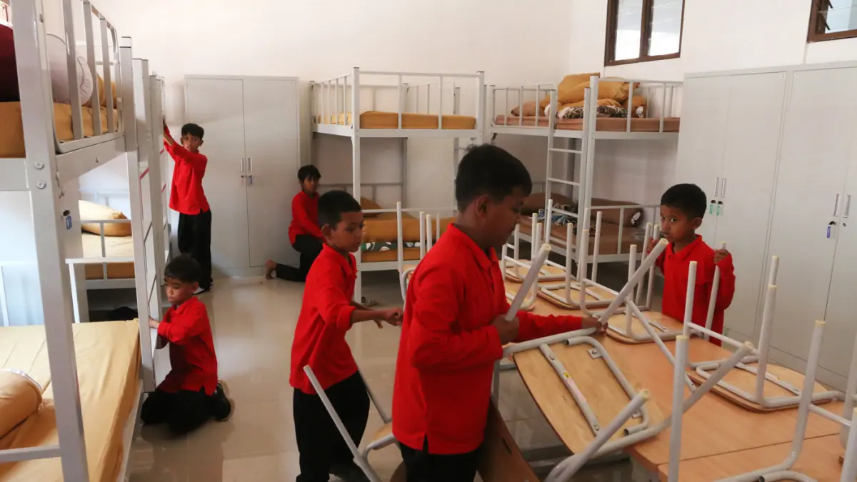 Sejumlah siswa SD melakukan merapikan tempat tidur dan ruang belajar saat Masa Pengenalan Lingkungan Sekolah (MPLS) di Sekolah Rakyat Terintegrasi 1 Kota Semarang, Jawa Tengah, Selasa (14/7/2026). (Nur Chamim/Jawapos Radar Semarang)