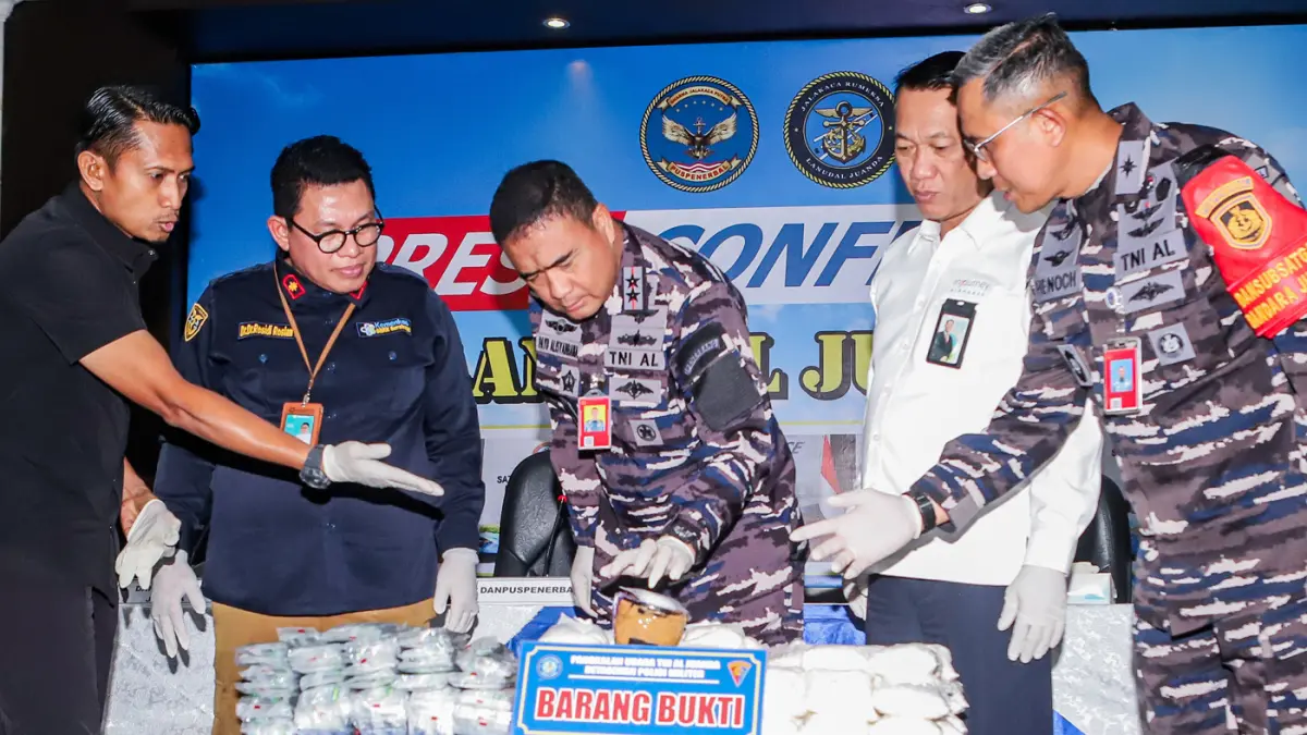 Kepala Balai Besar Kekarantinaan Kesehatan Surabaya Rosidi Roslan (dari kedua kiri), Komandan Puspenerbal Laksamana Muda TNI Bayu Alisyahbana, General Manager Bandara Internasional Juanda Muhammad Tohir (toga dari kanan), dan Komandan Lanudal Juanda Kolon