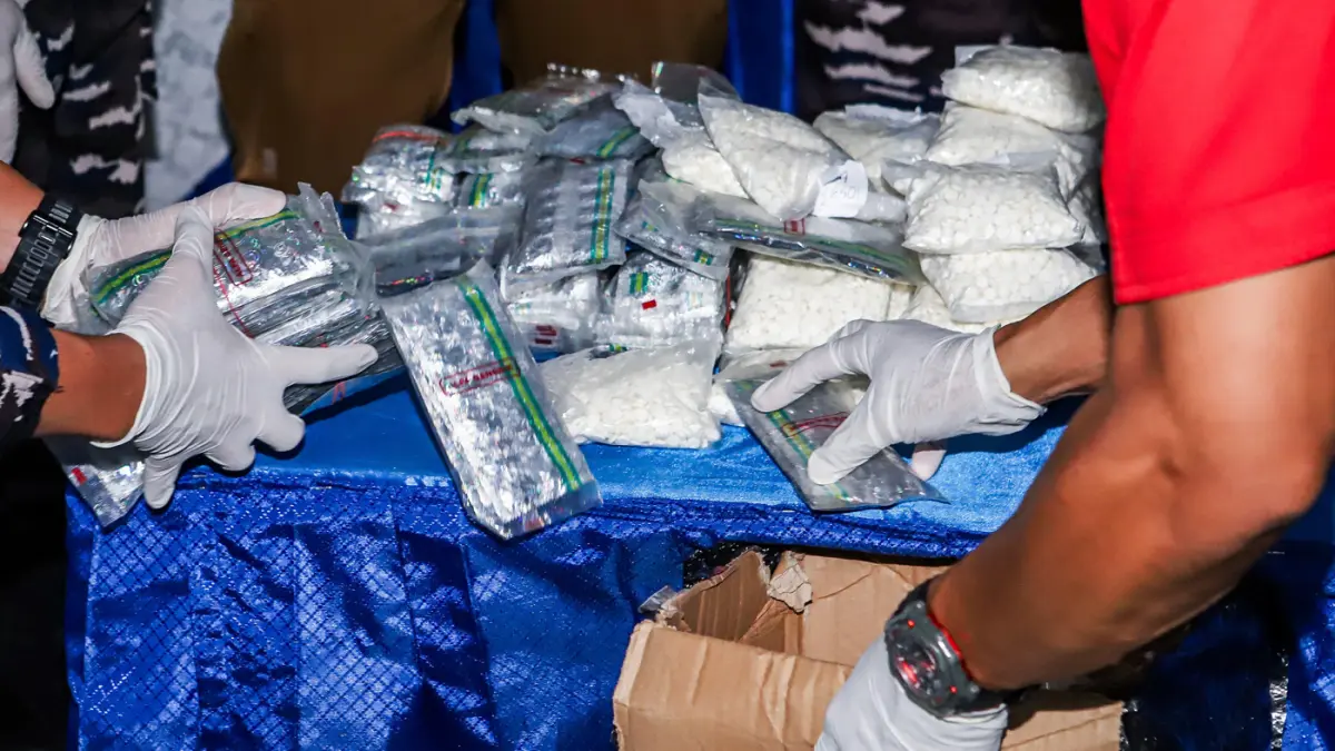 Barang bukti sejumlah obat keras dan narkotika saat prosesi pemusnahan di Mako Lanudal Juanda, Selasa (14/7). (Riana Setiawan/Jawa Pos)
