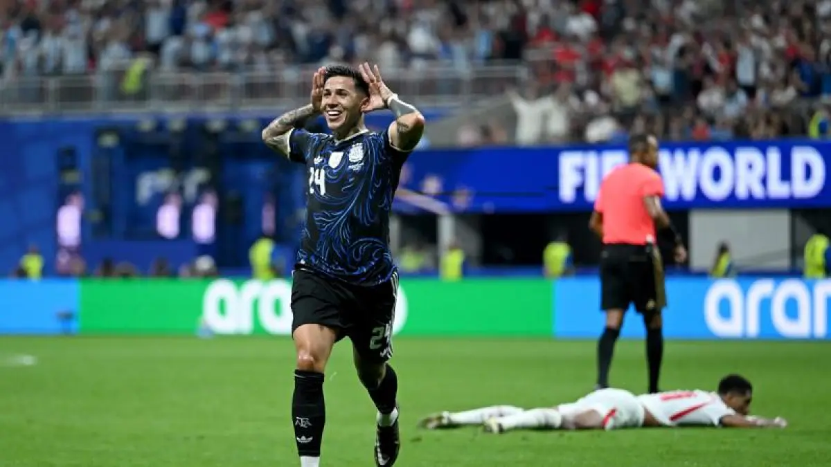 Enzo Fernandez mencetak gol pertama Argentina dan membuat kedudukan menjadi 1-1. (FIFA)