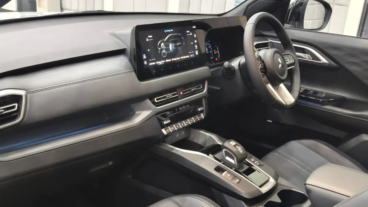 Kabin New Xforce HEV di baris pertama. (Dony/JawaPos.com)