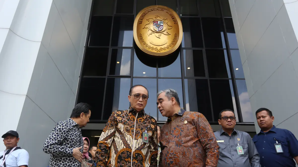 Ketua MPR Ahmad Muzani didampingi bersama Ketua Mahkamah Agung Sunarto dan para pimpinan Mahkamah Agung dan MPR RI lainnya usai pertemuan di Gedung Mahkamah Agung, Jakarta, Selasa (14/7/2026). (Dery Ridwansah/ JawaPos.com)