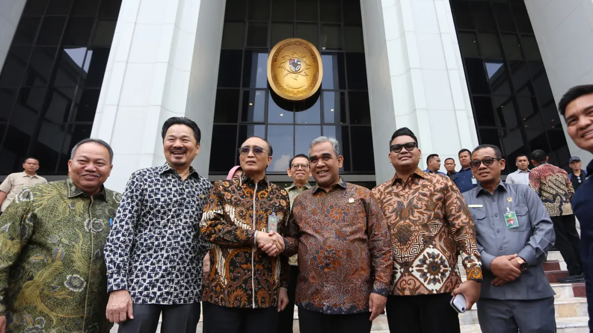Ketua MPR Ahmad Muzani didampingi bersama Ketua Mahkamah Agung Sunarto dan para pimpinan Mahkamah Agung dan MPR RI lainnya usai pertemuan di Gedung Mahkamah Agung, Jakarta, Selasa (14/7/2026). (Dery Ridwansah/ JawaPos.com)