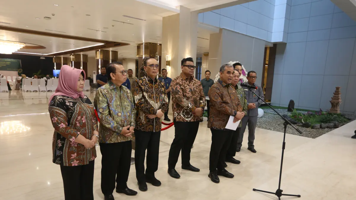 Ketua MPR Ahmad Muzani didampingi bersama Ketua Mahkamah Agung Sunarto dan para pimpinan Mahkamah Agung dan MPR RI lainnya usai pertemuan di Gedung Mahkamah Agung, Jakarta, Selasa (14/7/2026). (Dery Ridwansah/ JawaPos.com)