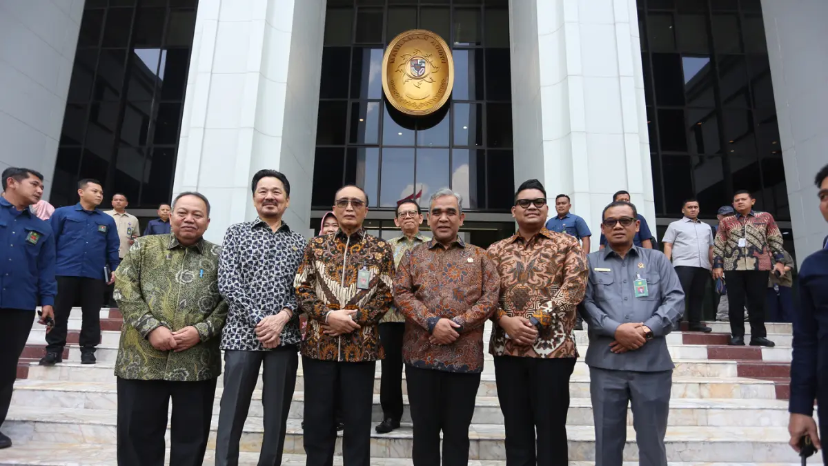 Ketua MPR Ahmad Muzani didampingi bersama Ketua Mahkamah Agung Sunarto dan para pimpinan Mahkamah Agung dan MPR RI lainnya usai pertemuan di Gedung Mahkamah Agung, Jakarta, Selasa (14/7/2026). (Dery Ridwansah/ JawaPos.com)