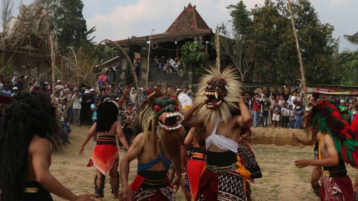 Penari dari sanggar gabungan lima gunung menampilkan tari Gedruk Buto di panggung terbuka Festival Lima Gunung XXV di kawasan lereng Gunung Merbabu Desa Warangan, Pakis, Magelang, Jawa Tengah,Minggu(12/7/2026).