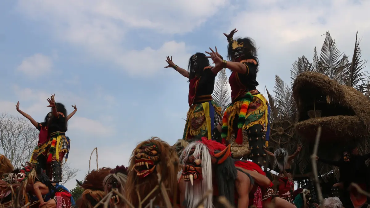 Penari dari sanggar gabungan lima gunung menampilkan tari Gedruk Buto di panggung terbuka Festival Lima Gunung XXV di kawasan lereng Gunung Merbabu Desa Warangan, Pakis, Magelang, Jawa Tengah,Minggu(12/7/2026).