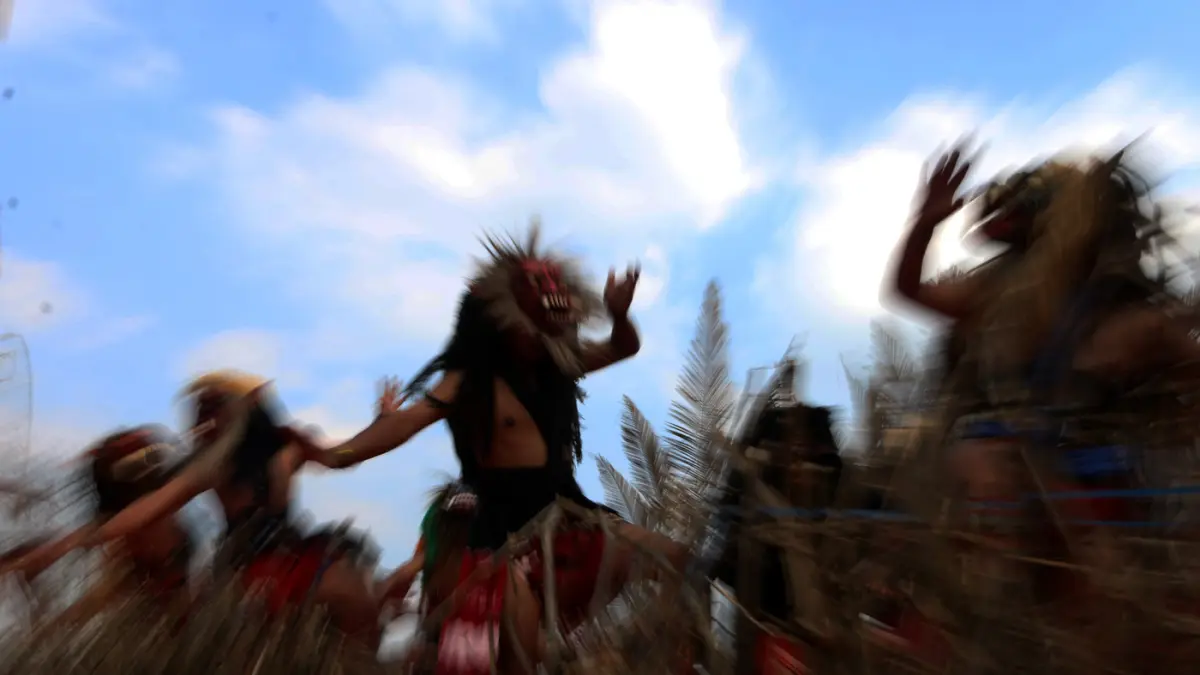 Penari dari sanggar gabungan lima gunung menampilkan tari Gedruk Buto di panggung terbuka Festival Lima Gunung XXV di kawasan lereng Gunung Merbabu Desa Warangan, Pakis, Magelang, Jawa Tengah,Minggu(12/7/2026).