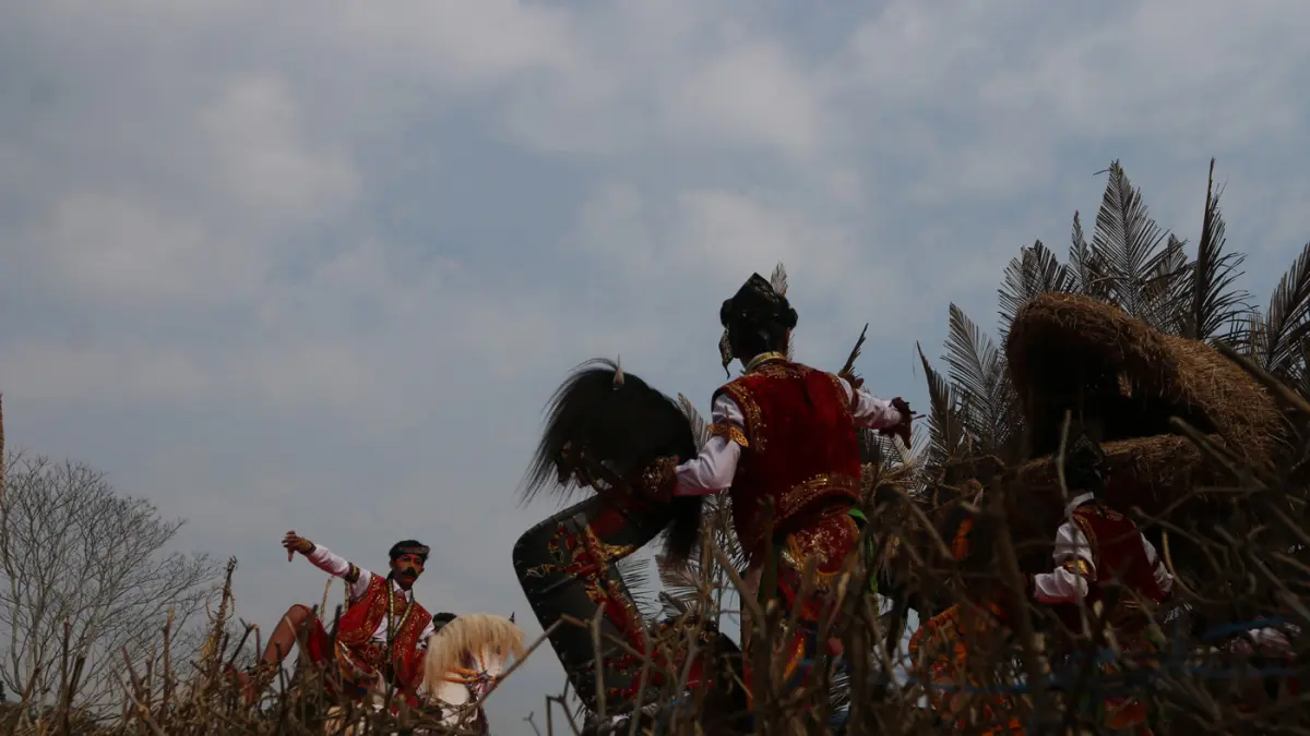 Penari dari sanggar Wau Mangel Putro menampilkan tari Warok di panggung terbuka Festival Lima Gunung XXV di kawasan lereng Gunung Merbabu Desa Warangan, Pakis, Magelang, Jawa Tengah,(12/7/2026).