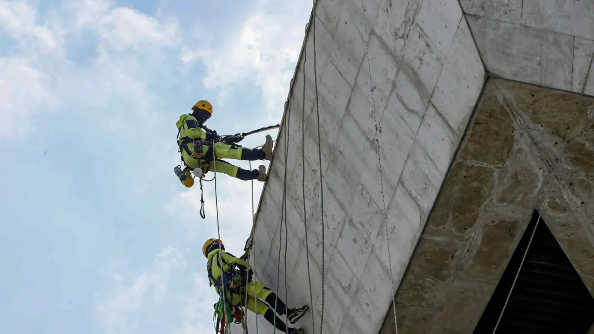 Petugas melakukan pembersihan badan tugu Monumen Nasional di Jakarta, Rabu (15/7/2026). (Salman Toyibi/Jawa Pos)