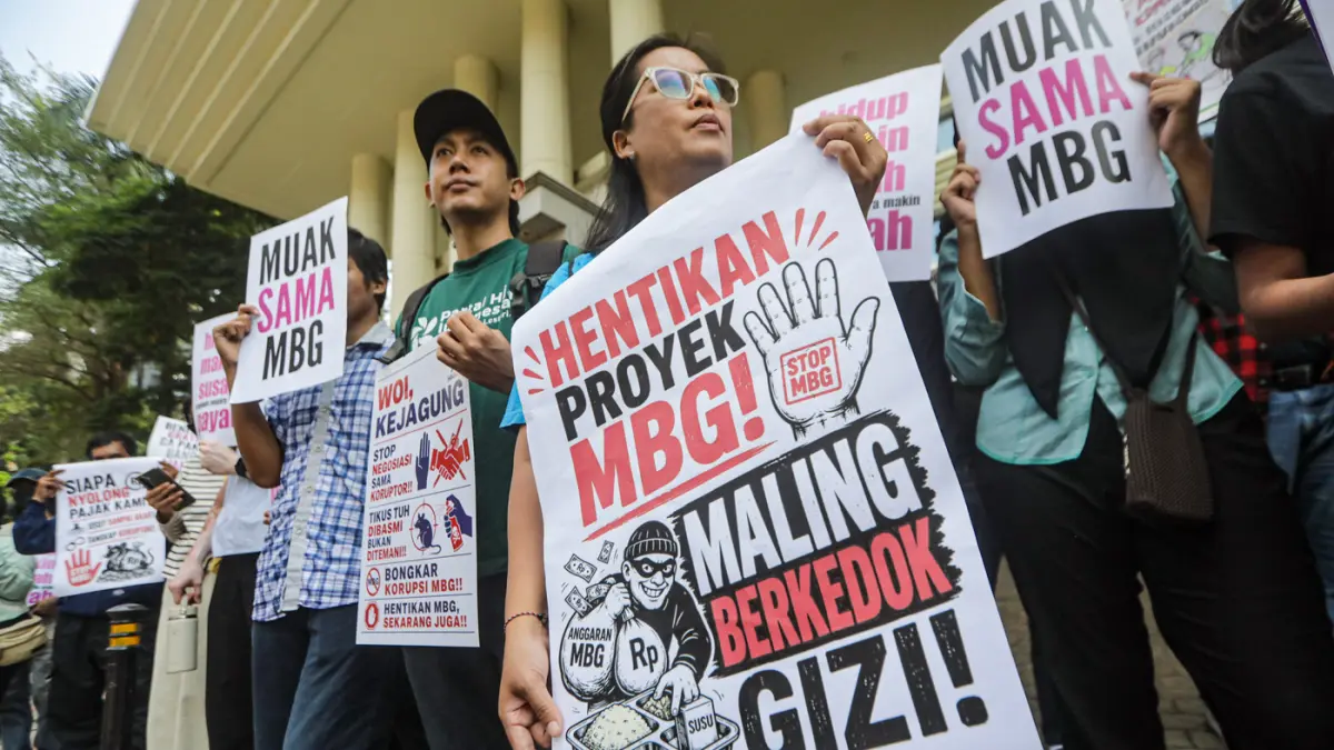 Sejumlah masa aksi yang tergabung dalam Aliansi MBG Watch menggelar aksi didepan Kejaksaan Agung, Jakarta, Rabu (15/7/2026). (Salman Toyibi/Jawa Pos)
