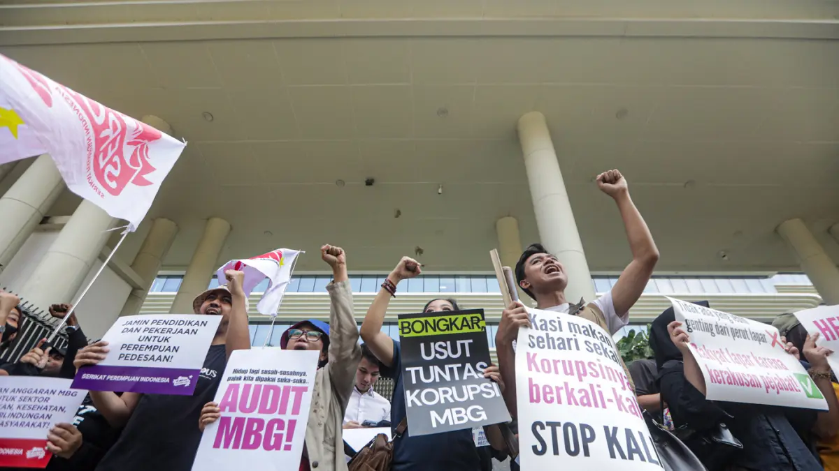 Sejumlah masa aksi yang tergabung dalam Aliansi MBG Watch menggelar aksi didepan Kejaksaan Agung, Jakarta, Rabu (15/7/2026). (Salman Toyibi/Jawa Pos)