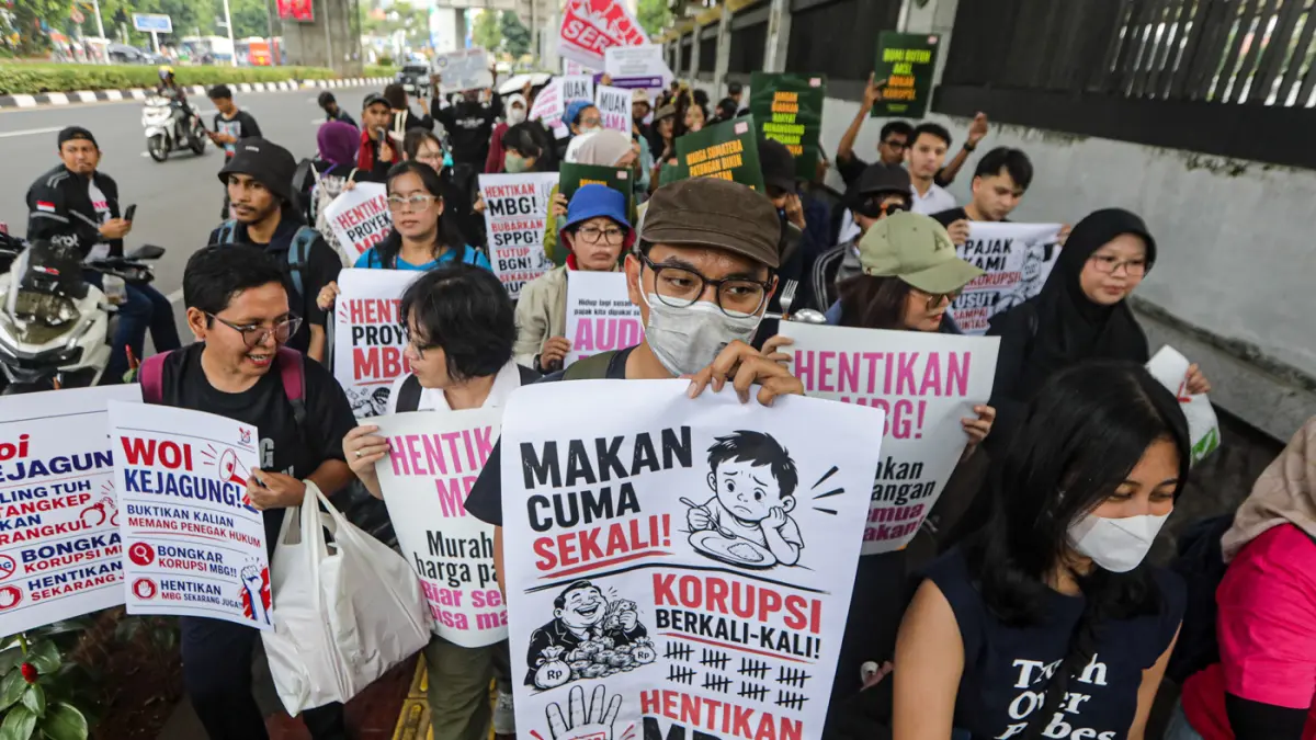 Sejumlah masa aksi yang tergabung dalam Aliansi MBG Watch menggelar aksi didepan Kejaksaan Agung, Jakarta, Rabu (15/7/2026). (Salman Toyibi/Jawa Pos)