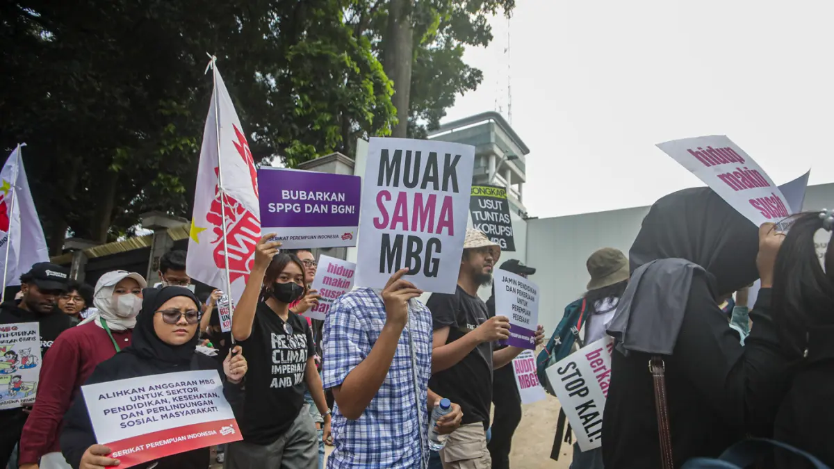 Sejumlah masa aksi yang tergabung dalam Aliansi MBG Watch menggelar aksi didepan Kejaksaan Agung, Jakarta, Rabu (15/7/2026). (Salman Toyibi/Jawa Pos)