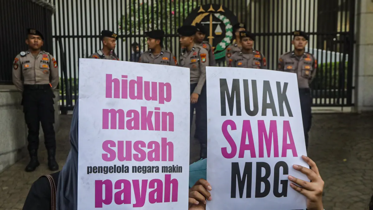Sejumlah masa aksi yang tergabung dalam Aliansi MBG Watch menggelar aksi didepan Kejaksaan Agung, Jakarta, Rabu (15/7/2026). (Salman Toyibi/Jawa Pos)