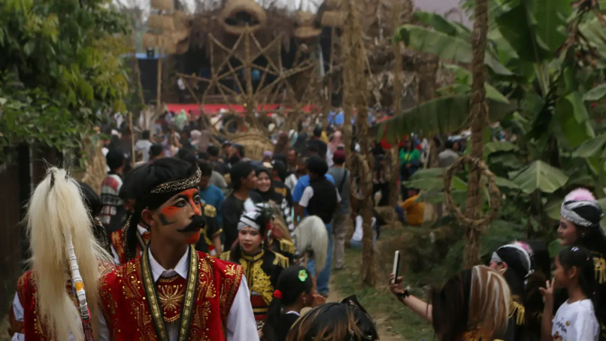 Sejumlah seniman anggota Komunitas Lima Gunung mengikuti kirab saat Festival Lima Gunung (FLG) XXV di kawasan lereng Gunung Merbabu Desa Warangan, Pakis, Magelang, Jawa Tengah Minggu (12/7/2026)