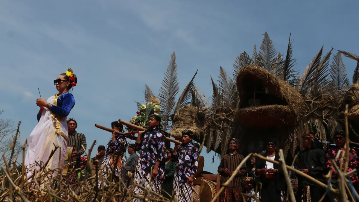 Sejumlah seniman anggota Komunitas Lima Gunung mengikuti kirab saat Festival Lima Gunung (FLG) XXV di kawasan lereng Gunung Merbabu Desa Warangan, Pakis, Magelang, Jawa Tengah Minggu (12/7/2026)
