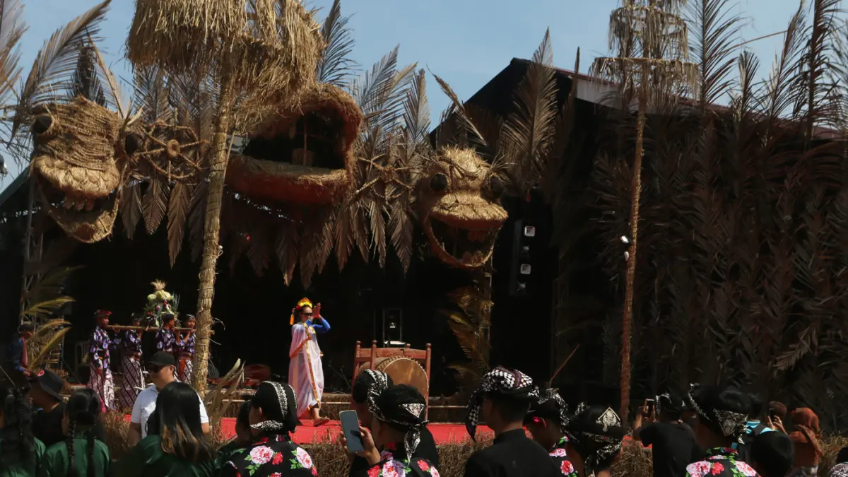 Sejumlah seniman anggota Komunitas Lima Gunung mengikuti kirab saat Festival Lima Gunung (FLG) XXV di kawasan lereng Gunung Merbabu Desa Warangan, Pakis, Magelang, Jawa Tengah Minggu (12/7/2026).