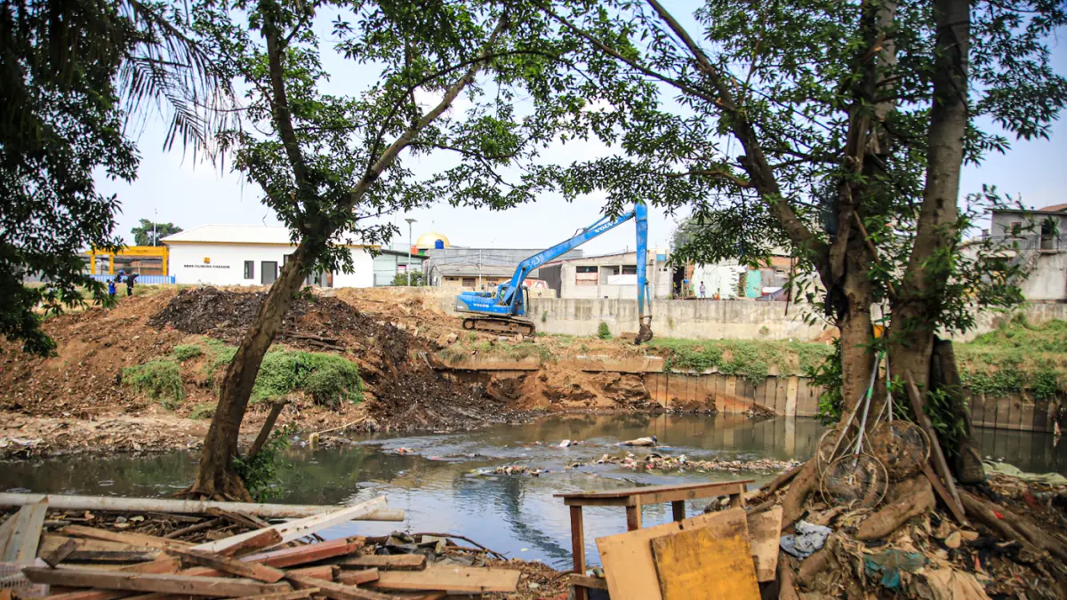 Sejumlah warga berada di reruntuhan bangunan yang terdampak proyek normalisasi Kali Ciliwung di Cawang, Jakarta, Selasa (14/07/2026). (Hanung Hambara/Jawa Pos)