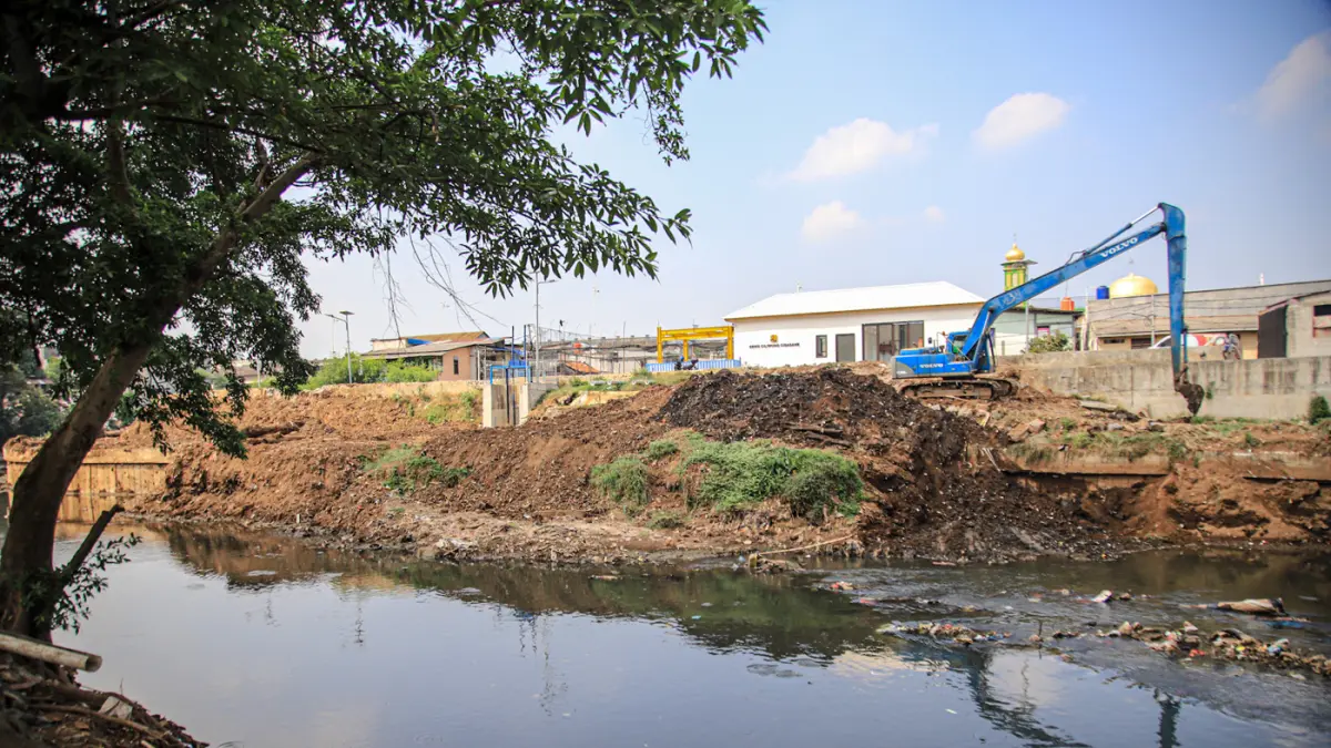Sejumlah warga berada di reruntuhan bangunan yang terdampak proyek normalisasi Kali Ciliwung di Cawang, Jakarta, Selasa (14/07/2026). (Hanung Hambara/Jawa Pos)
