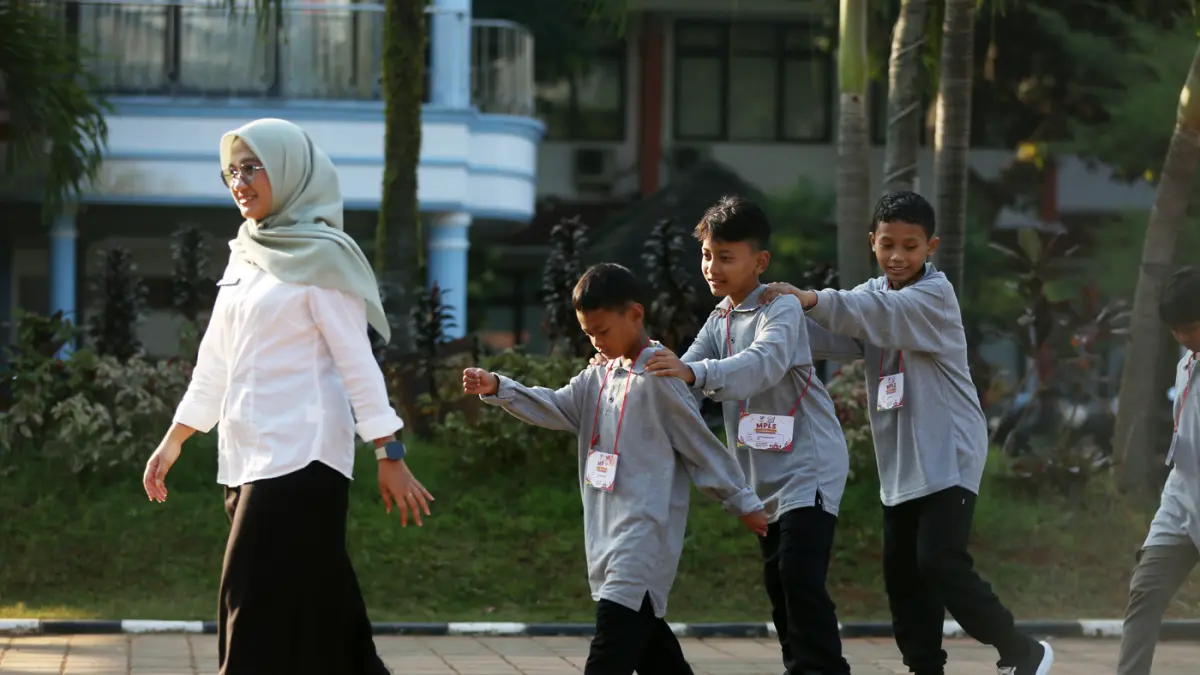 Siswa mengikuti kegiatan Masa Pengenalan Lingkungan Sekolah (MPLS) di Sekolah Rakyat, Jalan Margaguna Raya, Jakarta, Rabu (15/7/2026). (Dery Ridwansah/ JawaPos.com)
