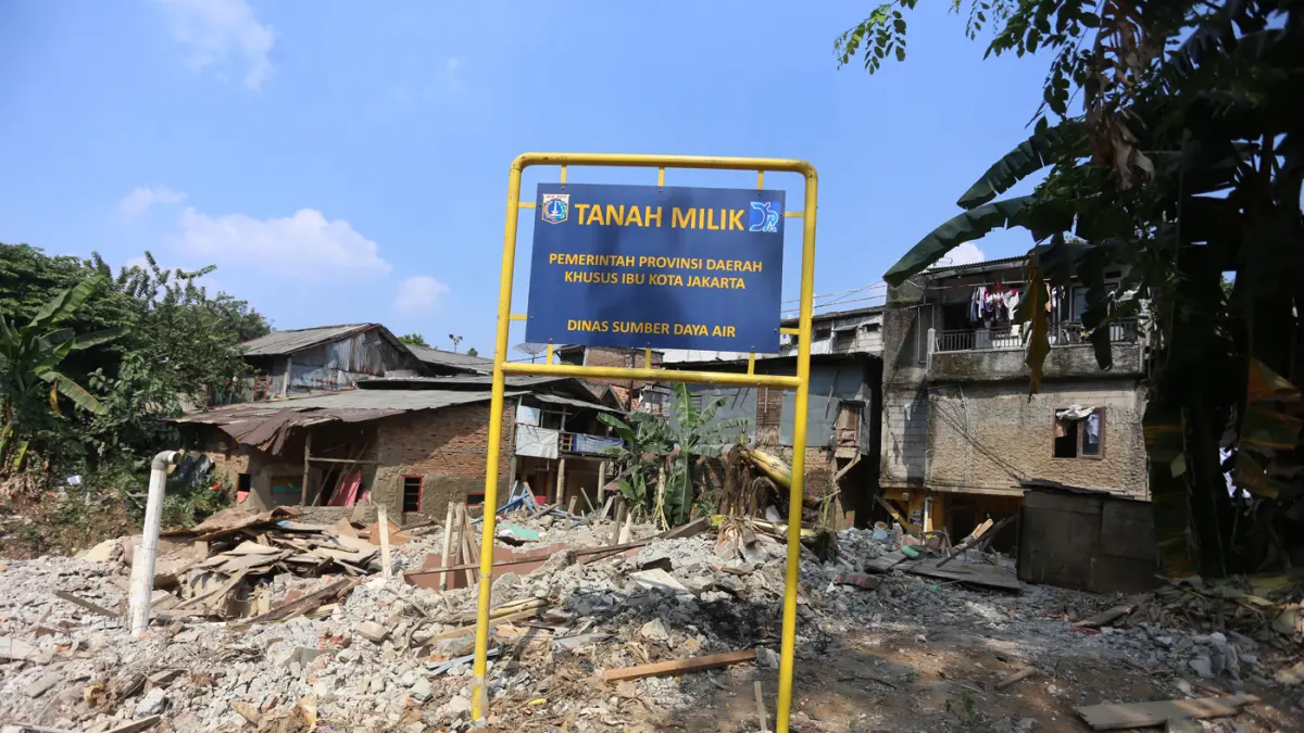 Suasana permukiman yang tengah dalam proses pembebasan lahan untuk program Normalisasi Kali Ciliwung di kawasan Cawang, Jakarta, Rabu (15/7/2026). (Dery Ridwansah/ JawaPos.com)
