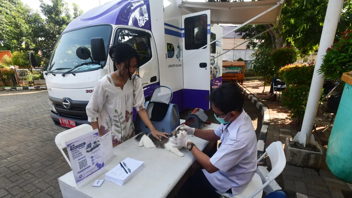 Warga membawa kucing peliharaannya untuk disterilisasi di Mobil Klinik Hewan Keliling di Pondok Bambu, Jakarta, Rabu (15/7/2026). (Dery Ridwansah/ JawaPos.com)