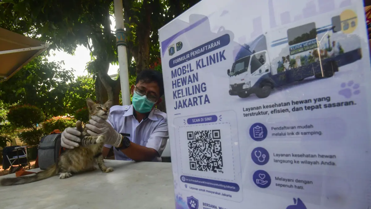 Warga membawa kucing peliharaannya untuk disterilisasi di Mobil Klinik Hewan Keliling di Pondok Bambu, Jakarta, Rabu (15/7/2026). (Dery Ridwansah/ JawaPos.com)