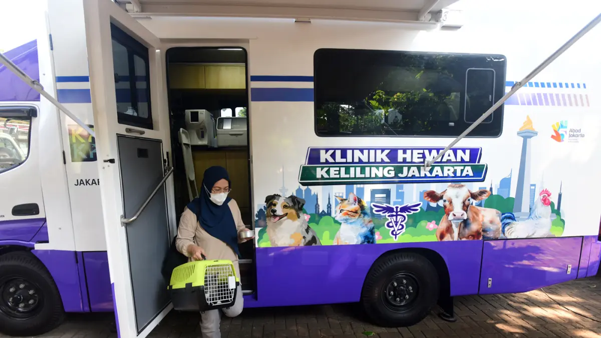 Warga membawa kucing peliharaannya untuk disterilisasi di Mobil Klinik Hewan Keliling di Pondok Bambu, Jakarta, Rabu (15/7/2026). (Dery Ridwansah/ JawaPos.com)