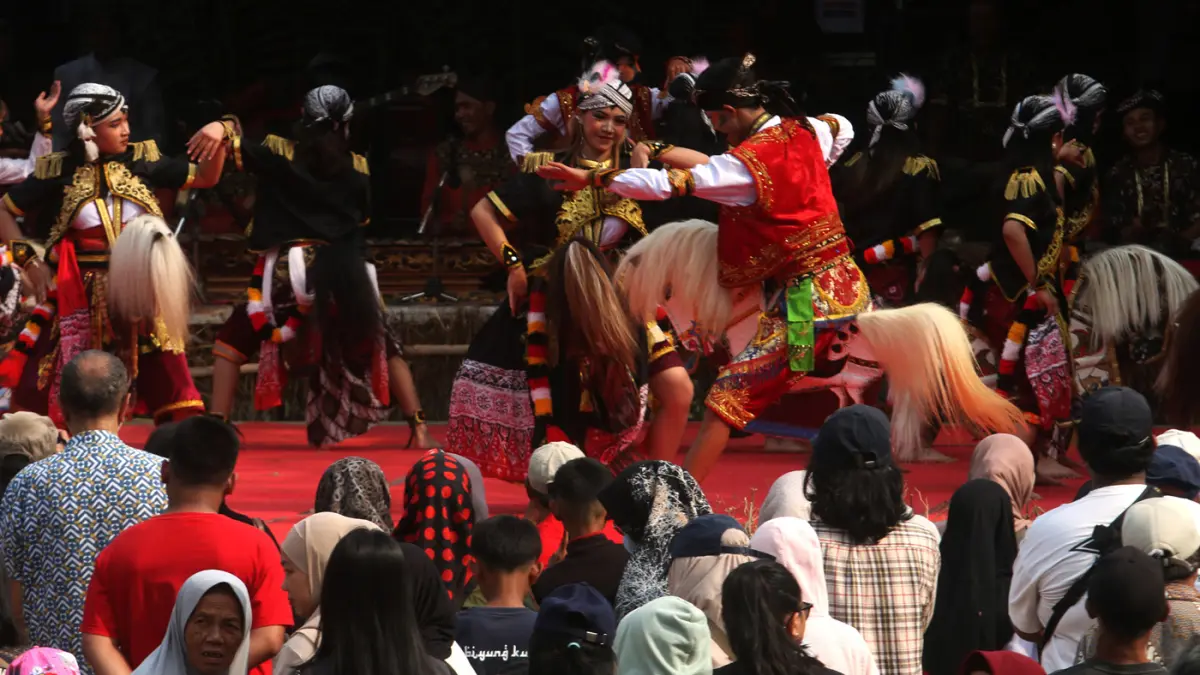 Warga menyaksikan pertunjukan seni di panggung terbuka Festival Lima gunung XXV di kawasan lereng Gunung Merbabu Desa Warangan, Pakis, Magelang, Jawa Tengah,Minggu (12/7/2026).