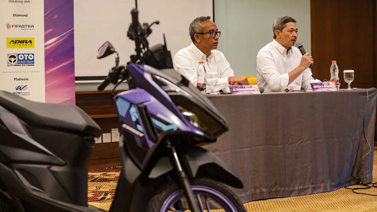 General Manager Honda Customer Care Center Astra Honda Motor (AHM) Antok Yuniarso (kanan) bersama General Manager Corporate Communication AHM Ahmad Muhibbuddin (kiri) memberikan paparan saat konfrensi pers Kontes Layanan Honda Nasional 2026 di Jakarta, Ka