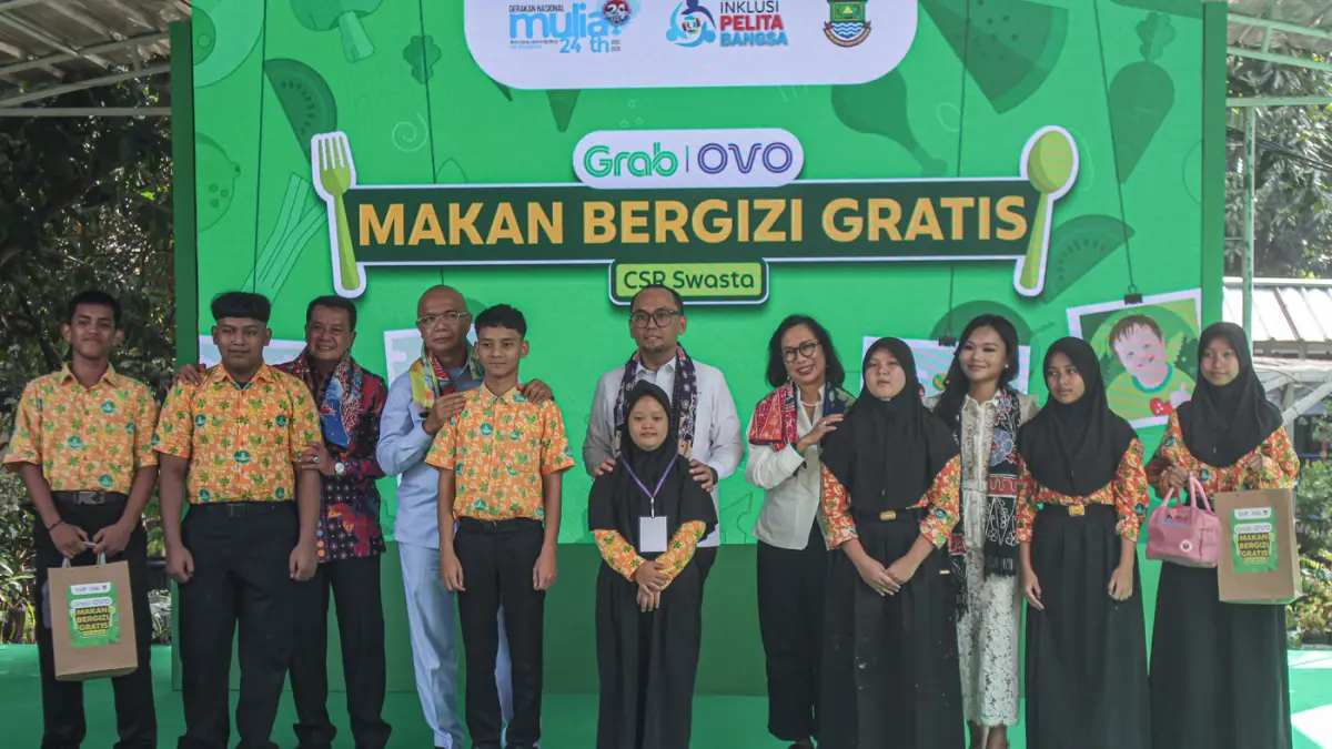 Bupati Kabupaten Tangerang Maesyal Rasyid (tiga kiri), Jamintel dan Pendiri YIPB Reda Manthovani (empat kiri), Kepala PPATK Ivan Yustiavandana (tujuh kiri), CEO Grab Indonesia Neneng Goenadi (lima kanan) dan Ketua Pelaksana Harian Yayasan Inklusi Pelita B